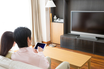 映画を見る夫婦