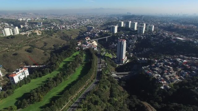 Vista a&eacute;rea panor&aacute;mica del Lomas Country Club, un club de golf ubicado en Naucalpan, Estado de M&eacute;xico.