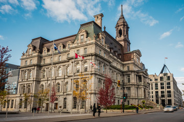 Naklejka premium Historical landmark Montreal City Hall during fall season in Montreal, Quebec, Canada.