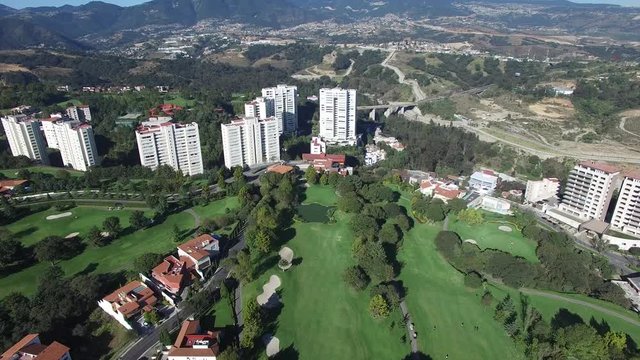 Vista a&eacute;rea panor&aacute;mica del Lomas Country Club, un club de golf ubicado en Naucalpan, Estado de M&eacute;xico.