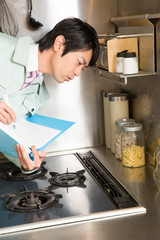 ガス点検する男性作業員