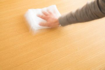 テーブルを拭く手元