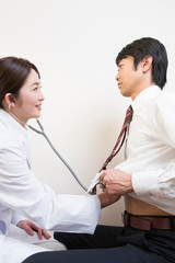 診察をする女性医師