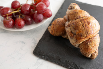 ぶどう 葡萄 フルーツ デザート テーブル 健康  クロワッサン チョコ 軽食