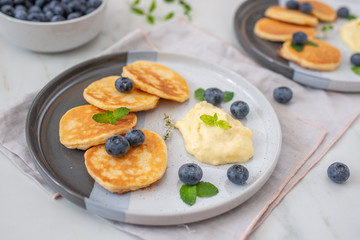 pancakes with vanilla sauce and blueberries