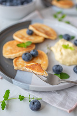 pancakes with vanilla sauce and blueberries