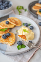 pancakes with vanilla sauce and blueberries