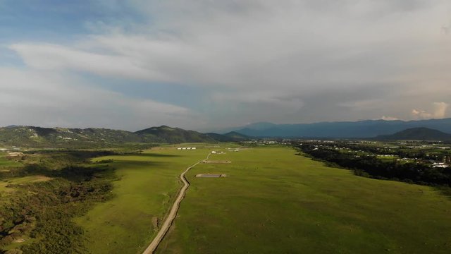 Vista a&eacute;rea panor&aacute;mica sobre un valle en el Estado de M&eacute;xico, el drone avanza lentamente hacia el frente.
