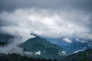 【福島県 会津】雲と霧に覆われた山岳地帯