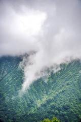 【福島県 会津】雲と霧に覆われた山岳地帯