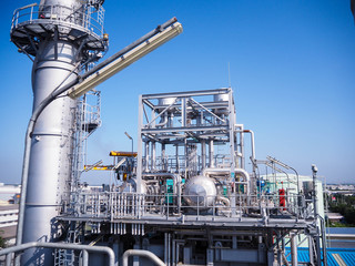 Obraz premium Heat recovery steam generator and sky in Combined-Cycle Co-Generation Power Plant which it so beautiful and popular to background power plant concept.