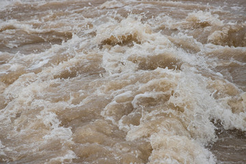 Fototapeta na wymiar 夏の豪雨で氾濫している川の様子