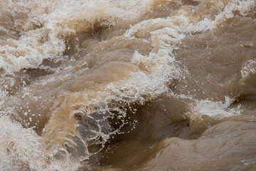 Obraz na płótnie Canvas 夏の豪雨で氾濫している川の様子