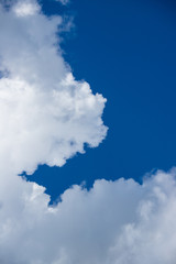 夏の綺麗な青空と雲