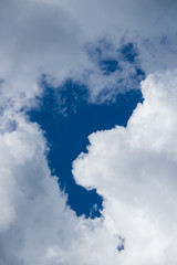 夏の綺麗な青空と雲