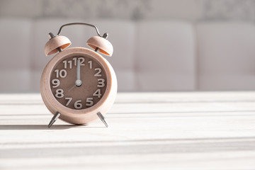 The close-up of the alarm clock has a good morning in the morning sunlight.