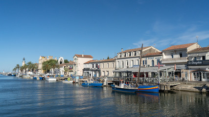 Fototapeta na wymiar Unterwegs im alten Hafen von Grau du Roi, Occitanien, Frankreich