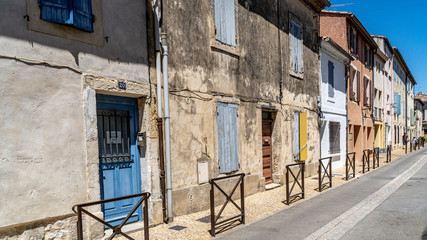 In den Gassen der alten Stadt von Aigues-Martes, Occitanien, Frankreich 