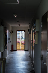 昼の静かなアパートの廊下の様子