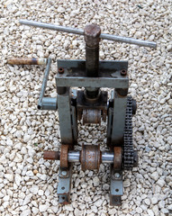 A device for bending metal on crushed stone