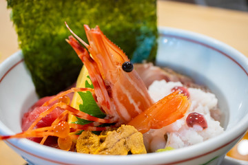 新鮮な刺身が載った海鮮丼