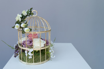 鳥かごのフラワーアレンジメ