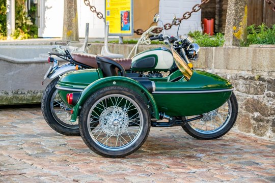 Mode de transport en side-car de couleur verte.