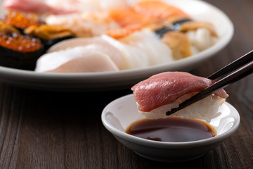 皿に盛った寿司