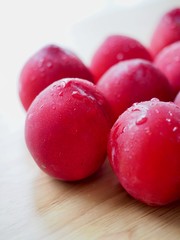 한국의 신선한 유기농 과일 자두 
