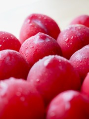 한국의 신선한 유기농 과일 자두 
