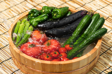 桶で冷やす夏野菜