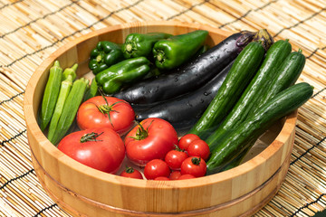 桶で冷やす夏野菜
