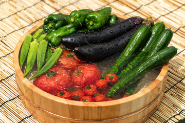 桶で冷やす夏野菜