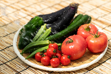 笊に盛った夏野菜