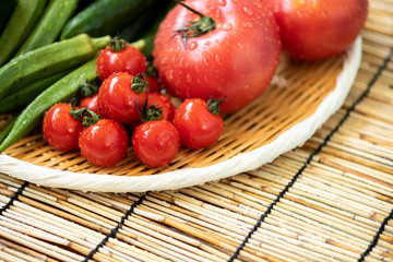 笊に盛った夏野菜
