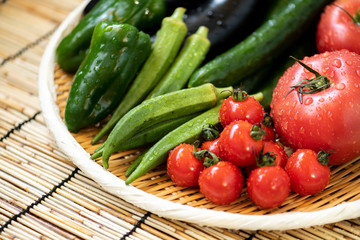 笊に盛った夏野菜