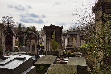 Fototapeta na wymiar graveyard in the cemetery in paris