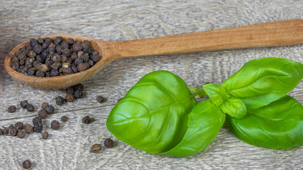 basilic frais et poivre en grains sur une table