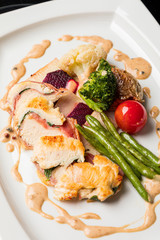 Escalopes de Frango Recheados com Legumes Salteados e Molho de Pimenta