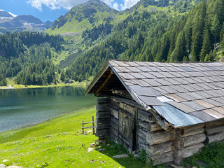 Fototapeta na wymiar Very old barn, Duisitzkarsee Lake in Austria.