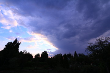 Obraz premium Zachmurzone niebo przed burzą