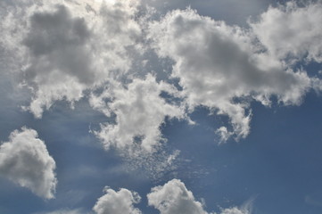 Niebo z chmurami w słoneczny dzień