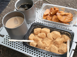 アウトドアで食べるコーヒーとおやつデザート