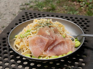 山で調理するアウトドアごはん【ツナと生ハムの冷製パスタ】
