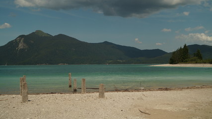 See mit dunkler Wolke