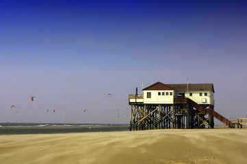 Pfahlbauten am Strand von St. Peter Ording