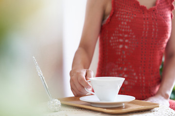 エステサロンでお茶を飲みながらくつろぐ女性