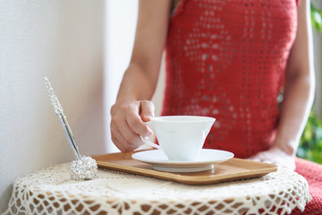 Fototapeta na wymiar エステサロンでお茶を飲みながらくつろぐ女性