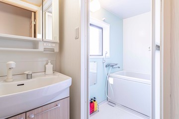 Fototapeta na wymiar Wash basin and Small bathtub in the bathroom at the hotel