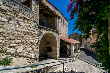 Saint-Mitre-les-Remparts, village médiéval des Bouches-du-Rhône en région Occitanie.